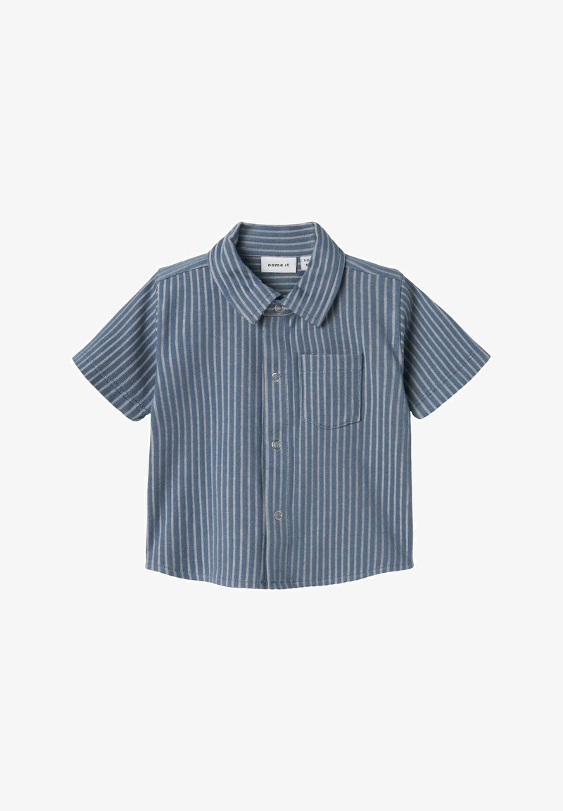 Koszula z krótkim rękawem w niebiesko-białe poziome paski, z kołnierzykiem, posiadająca kieszeń na piersi oraz zapięcie na guziki z przodu. Wykonana z bawełny.