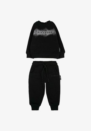 Schwarzer Sweatshirt und passende Jogginghosen. Der Sweatshirt hat einen Farbverlauf mit "RICHMOND". Die Jogginghosen haben einen elastischen Bund und Seitentaschen.