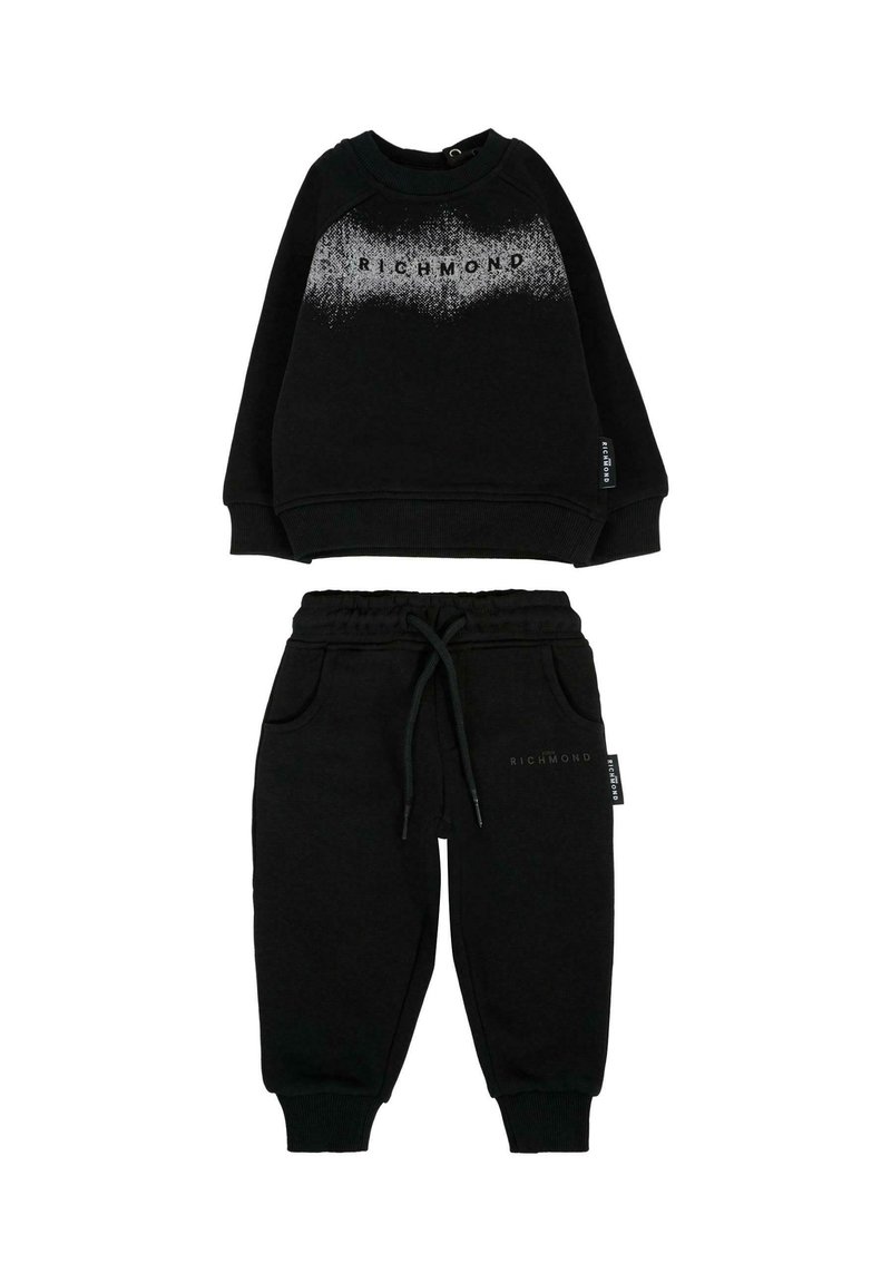 Felpa nera e pantaloni jogging abbinati. La felpa presenta una stampa sfumata con la scritta "RICHMOND". I pantaloni jogging hanno una vita elastica e tasche laterali.
