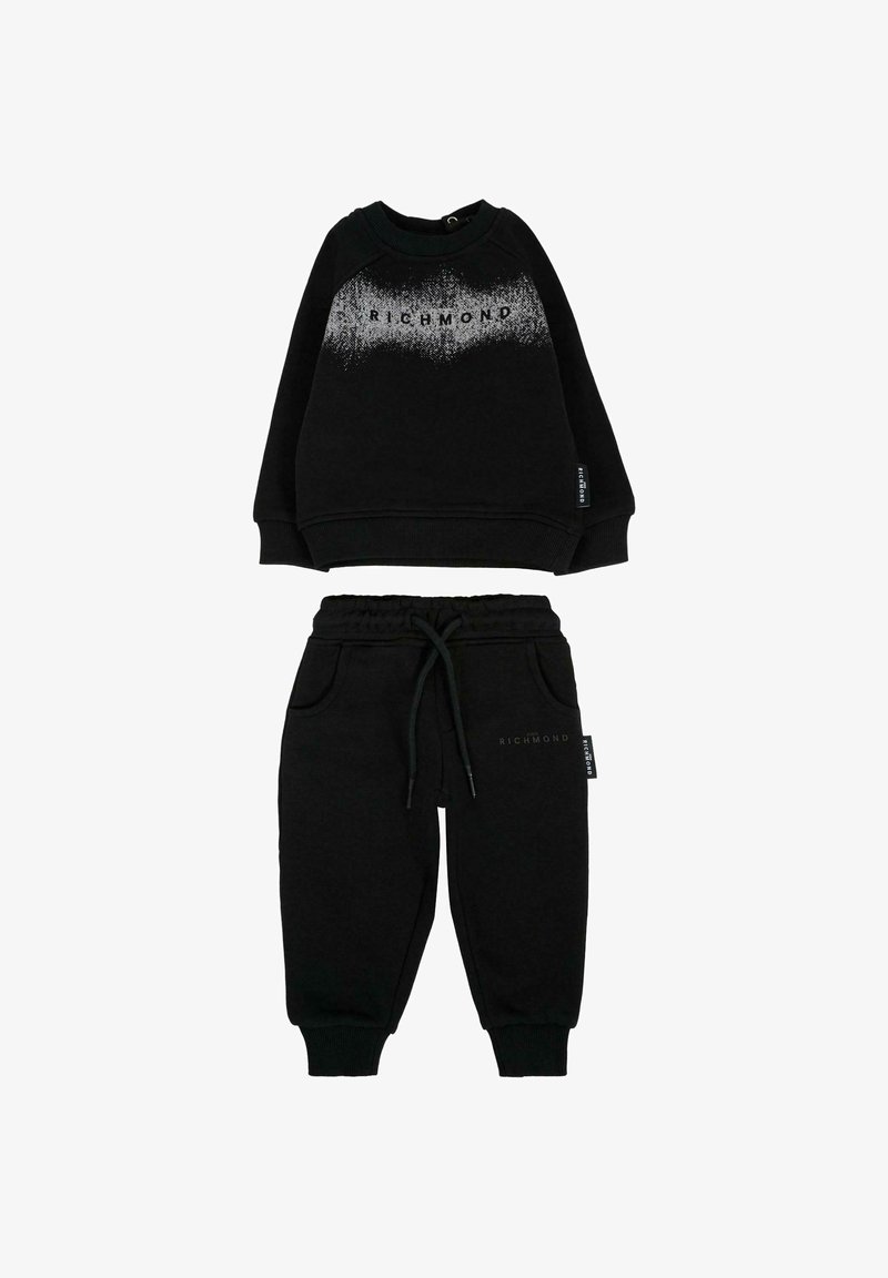 Czarny bluza z kapturem i dopasowane dresy. Bluza ma gradientowy nadruk z napisem "RICHMOND". Dresy mają elastyczny pas i boczne kieszenie.