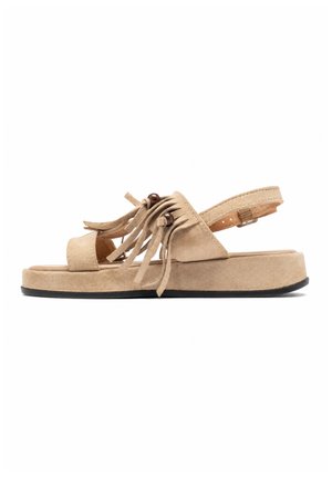 Beige damesandal i ruskind med platåsål, åben tå, ankelrem og frynser med træperler foran.