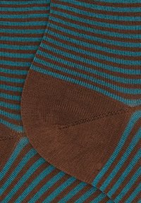 Calzini marroni con strisce turchesi, caratterizzati da una texture liscia e una fascia a costine. Il design include motivi alternati di aree uniformi e a righe.