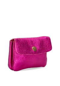 Bolsita de cuero metálico rosa con solapa plegable, cierre a presión de latón y acabado texturizado. Diseño compacto, adecuado para artículos pequeños.