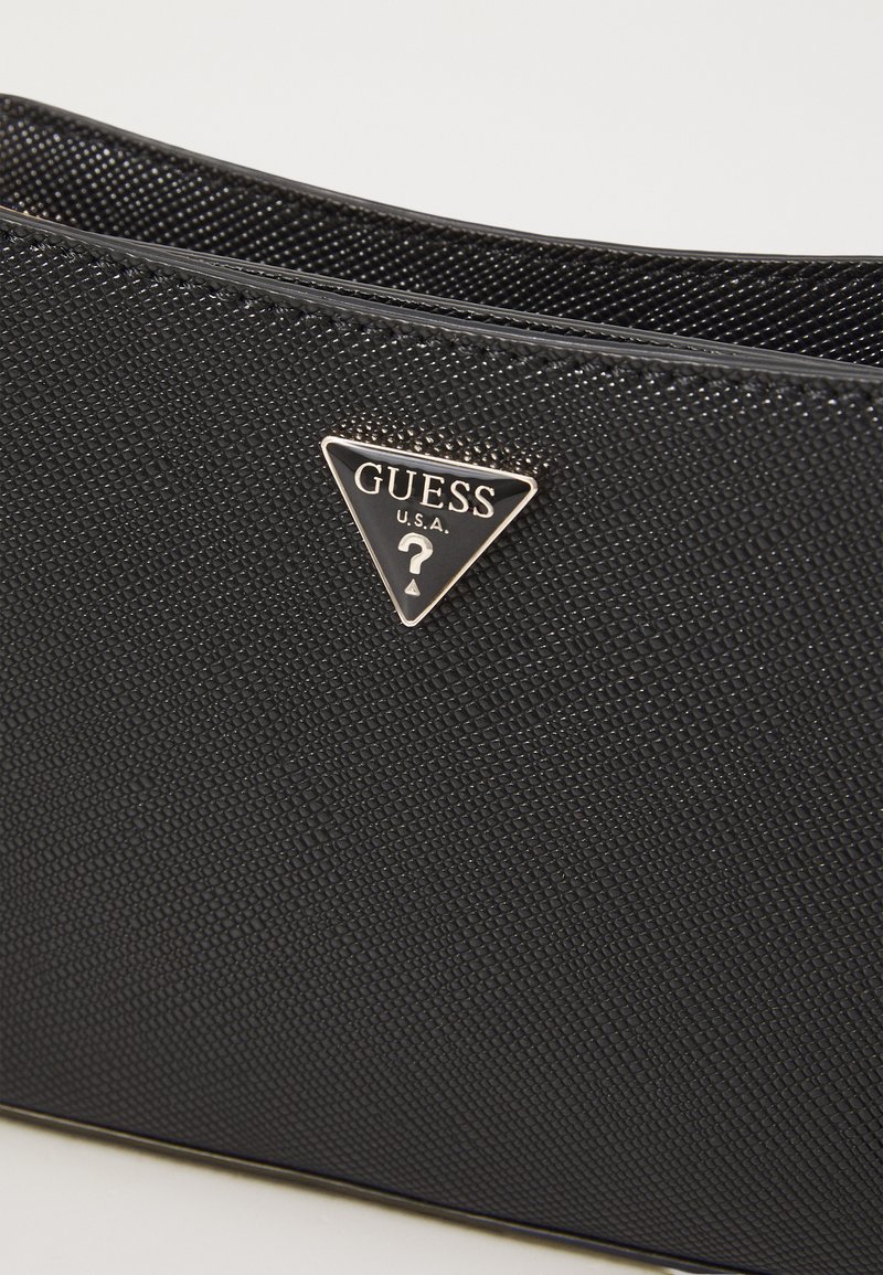 Portefeuille en cuir noir texturé avec une petite plaque en argent du logo triangulaire Guess U.S.A. au centre à l'avant.