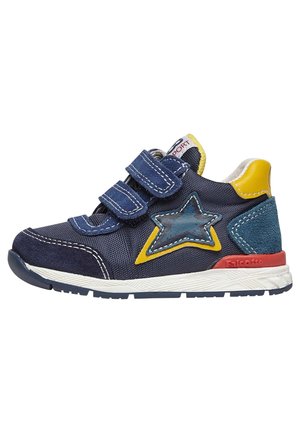 Sneakers per bambini blu navy con due cinturini in velcro, accento a forma di stella sul lato, dettagli in giallo e teal, e una suola bianca testurizzata.