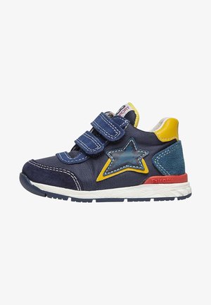 Sneakers per bambini blu navy con due cinturini in velcro, accento a forma di stella sul lato, dettagli in giallo e teal, e una suola bianca testurizzata.