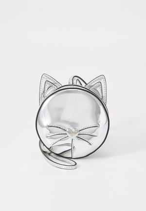 Silberne runde Handtasche mit Katzenohren, ausgestattet mit einem herzförmigen Reißverschlussanhänger und Schnurrhaardetails auf einer glatten, glänzenden Oberfläche.