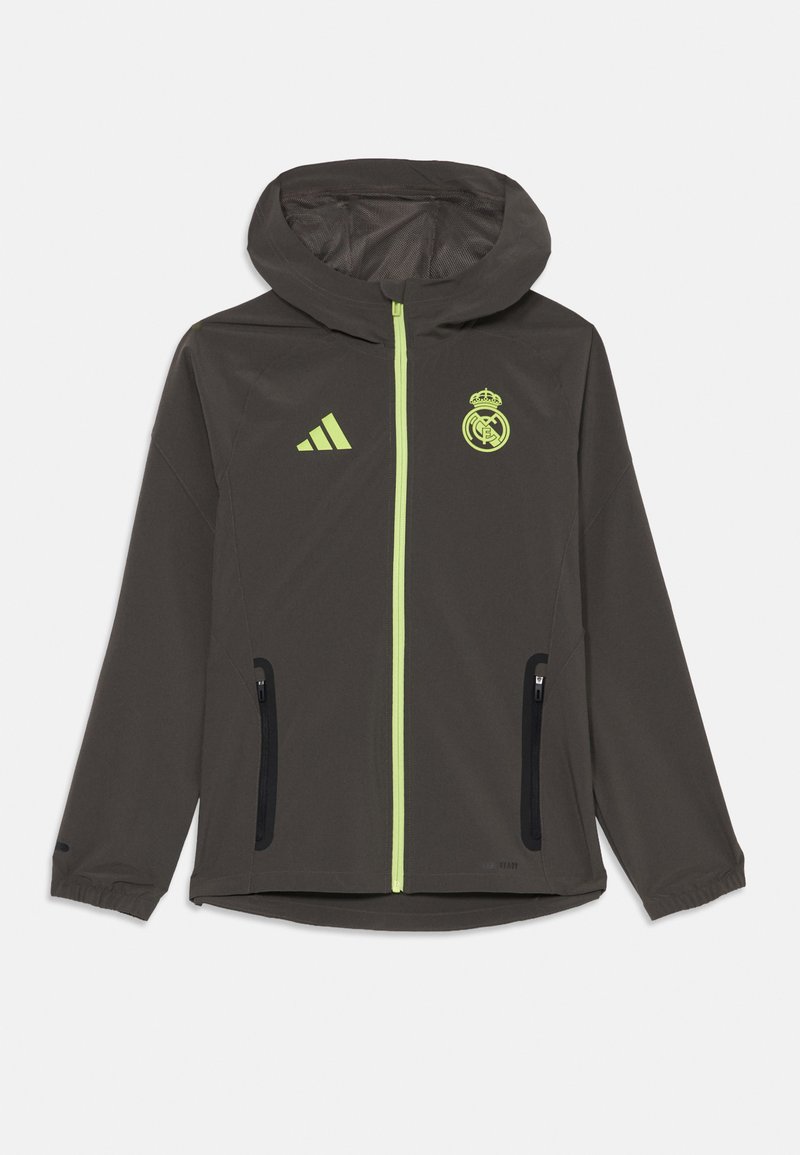 Chaqueta ligera gris con capucha, con un zipper amarillento-verde, logo y acentos. Dos bolsillos frontales con zipper negro.