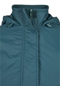 Teal, podstava jakna z visokim ovratnikom, sprednjim zadrgo in nastavljivimi vrvicami, izdelana iz gladkega materiala z minimalnimi detajli šivanja.