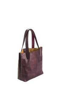 Sac fourre-tout en cuir violet au design structuré, avec de longues poignées et un intérieur contrasté en tan. Texture lisse et détails minimalistes.