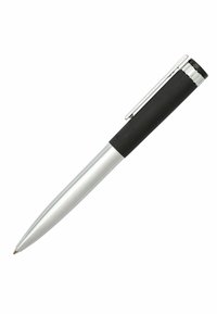 Metallinen kynä, jossa on hopeanvärinen tynnyri ja musta texturoitu ote. Varustettu klipillä ja terävällä kärjellä kirjoittamista varten. Yksinkertainen, virtaviivainen muotoilu.