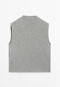 Grå ärmlös topp med rundad halsringning och breda ärmhål. Tyget har en slät textur med en subtil melerad mönstring. Enkelt design.