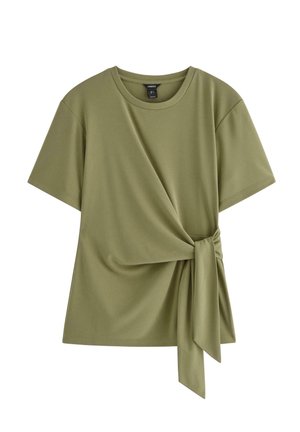Top verde oliva a maniche corte con scollo tondo e dettaglio nodo sul davanti. Realizzato in tessuto morbido con una texture liscia.