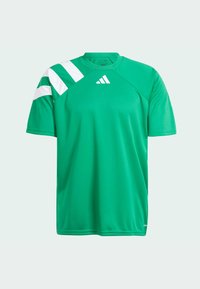 Roheline sportlik T-särk, mis on valmistatud kergest kangast. Omab valgeid diagonaalseid triibusid õlgadel ja väikest logo rinnal.