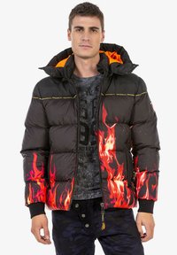 Schwarze Puffy-Jacke mitFlammenmuster, orangefarbigem Futter, Reißverschluss, Kapuze und gerippten Bündchen; verfügt über Logodetails und eine glänzende Textur.