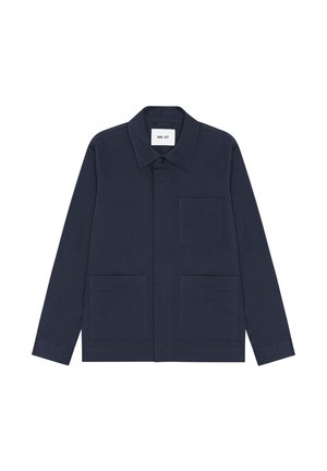 Marineblå skjortejakke med lange ærmer, tre frontlommer og krave, knappet øverst, mærket NN.07 inde i kraven.