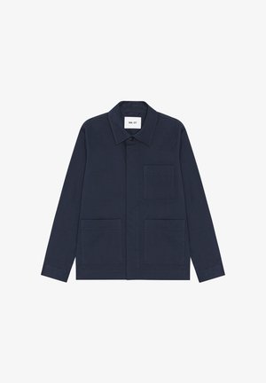 Chemise-veste bleu marine à manches longues avec trois poches avant et un col, boutonnée en haut, étiquetée NN.07 à l’intérieur du col.