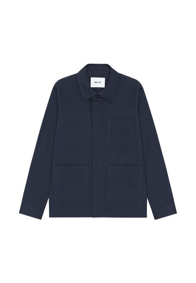 Camicia giacca blu navy a maniche lunghe con tre tasche frontali e colletto, abbottonata in alto, con etichetta NN.07 all'interno del colletto.