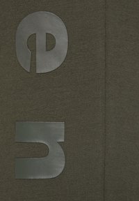 Grüner Strickstoff mit großen, gummierten schwarzen Buchstaben "P" und "3" und einer glatten Oberfläche.