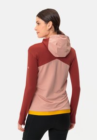 Sportliches Kapuzensweatshirt mit einem Farbblockdesign in Dunkelrot und Hellrosa, langen Ärmeln, strukturiertem Stoff und einem gelben Bund.