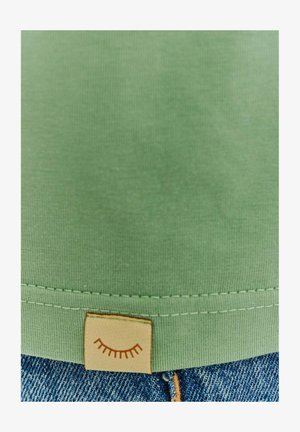 NAOKO, T-SHIRT DAISY ME ROLLIN' XS/S - Tričko s potlačou - green