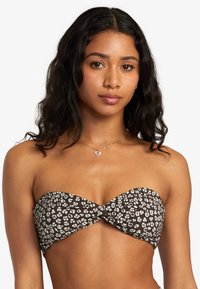Top bikini bandeau marrone con motivo floreale bianco, design con frontale avvolto, vestibilità elastica e texture morbida.