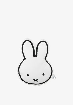 Cuscino bianco in peluche a forma di testa di coniglio, con dettagli in outline neri e caratteristiche facciali minimali; texture morbida e liscia.