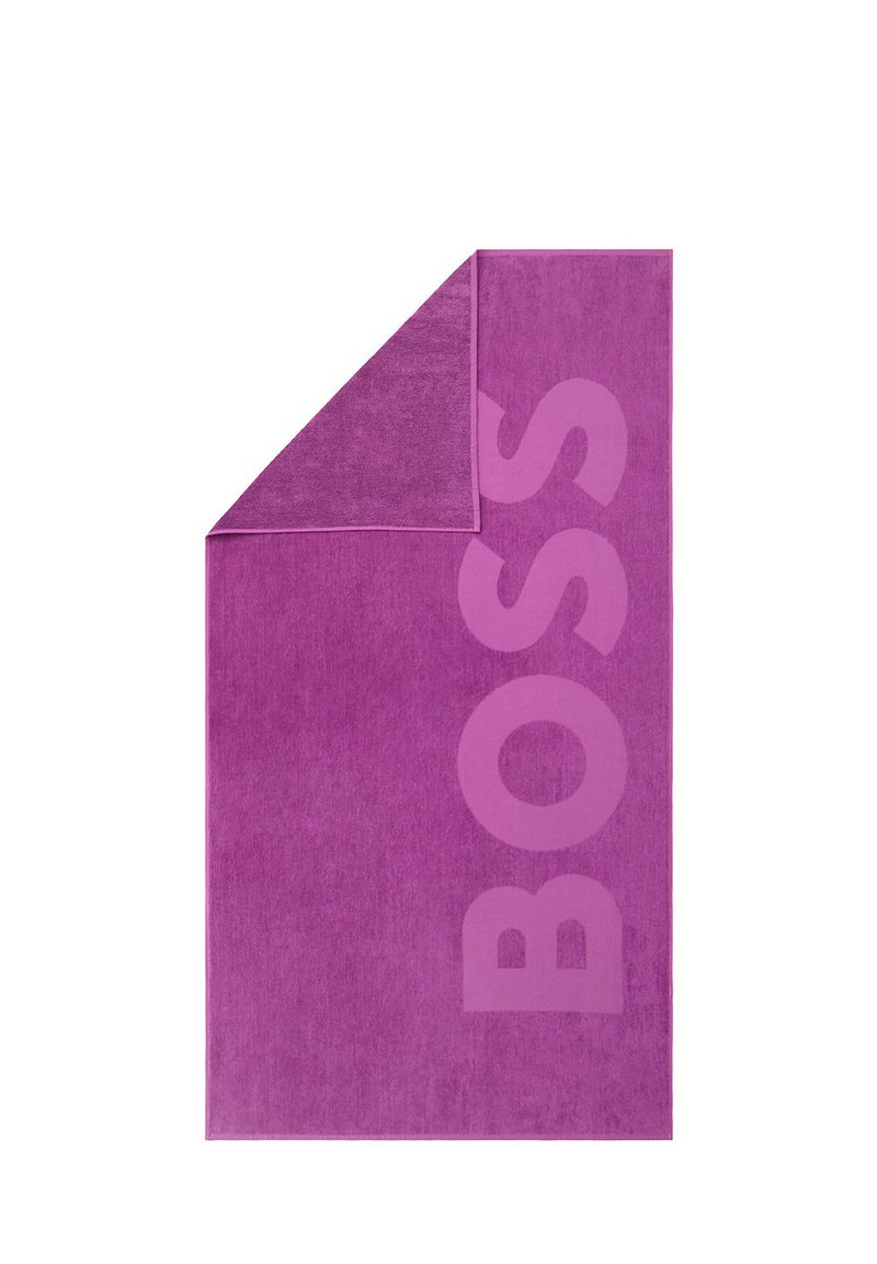Paarse handdoek met een zachte textuur, voorzien van grote, ingetogen "BOSS" letters in een iets lichtere tint aan de zijkant.