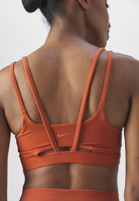 Nike Performance ZENVY STRAPPY - Sports-BH-er med lett støtte - burnt sunrise/white