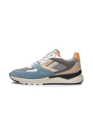 Der Sneaker zeichnet sich durch eine Kombination aus blauen Wildleder und grauem Mesh mit beige- und orangefarbenen Akzenten aus. Dicke weiße Zwischensohle, strukturierte schwarze Außensohle und Schnürdesign.