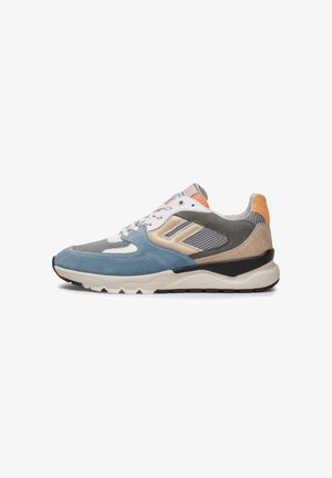Le sneaker presentano una combinazione di suede blu e rete grigia con accenti beige e arancioni. Suola intermedia bianca spessa, suola esterna nera testurizzata e design con lacci.