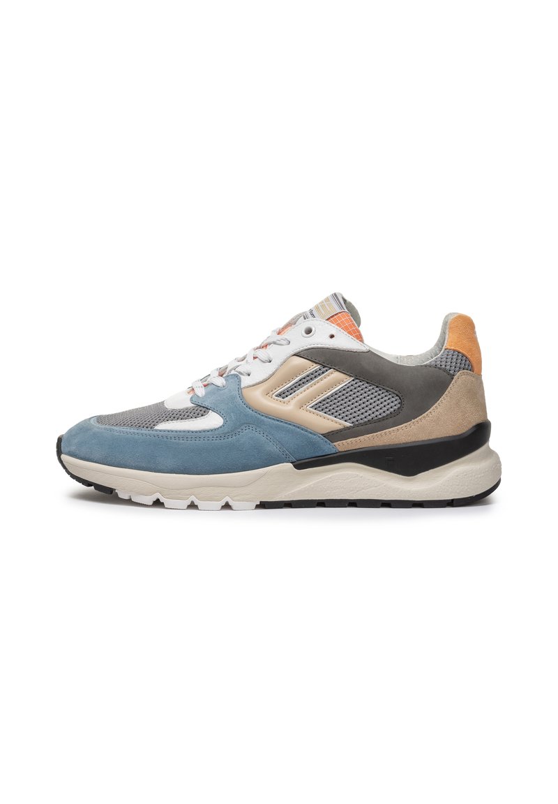 Der Sneaker zeichnet sich durch eine Kombination aus blauen Wildleder und grauem Mesh mit beige- und orangefarbenen Akzenten aus. Dicke weiße Zwischensohle, strukturierte schwarze Außensohle und Schnürdesign.