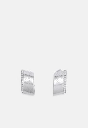 Boucles d'oreilles courbes en argent avec des motifs embossés et une rangée de petits strass clairs le long d'un bord.