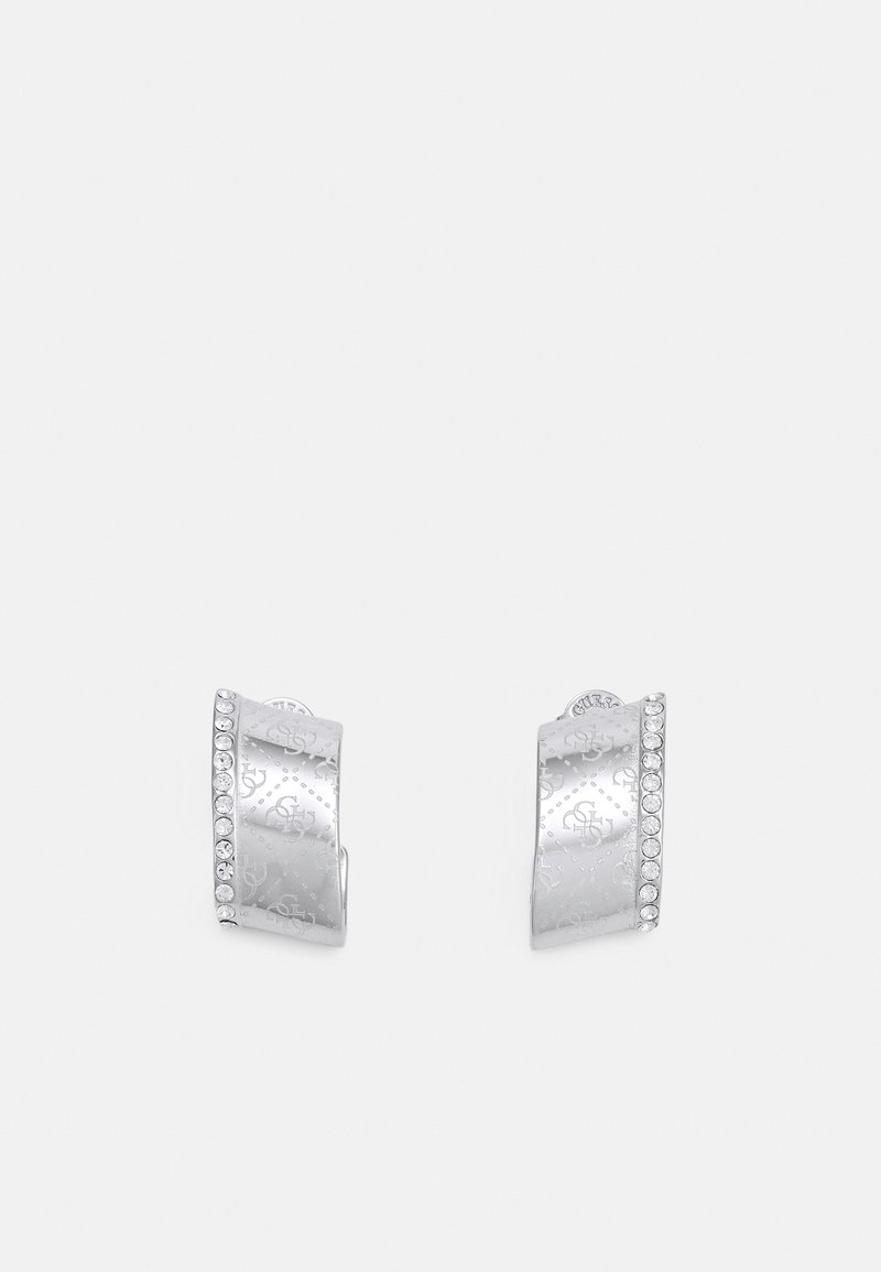 Boucles d'oreilles courbes en argent avec des motifs embossés et une rangée de petits strass clairs le long d'un bord.