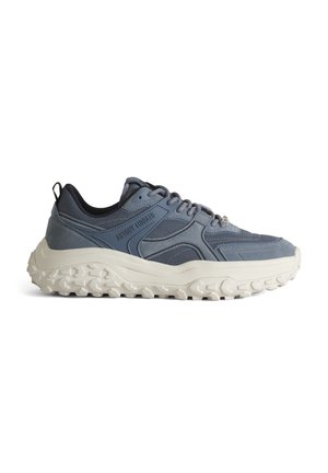 Baskets bleues et grises avec une semelle épaisse blanche texturée et un design à lacets, avec des panneaux en mesh et en suède et une languette au talon.