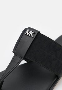 MICHAEL Michael Kors Sandales tongs - black