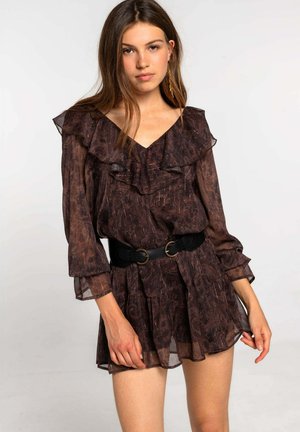 Vestido marrón con estampado, con volantes en capas, mangas transparentes y un cinturón negro con herrajes circulares. Diseño corto y acampanado.