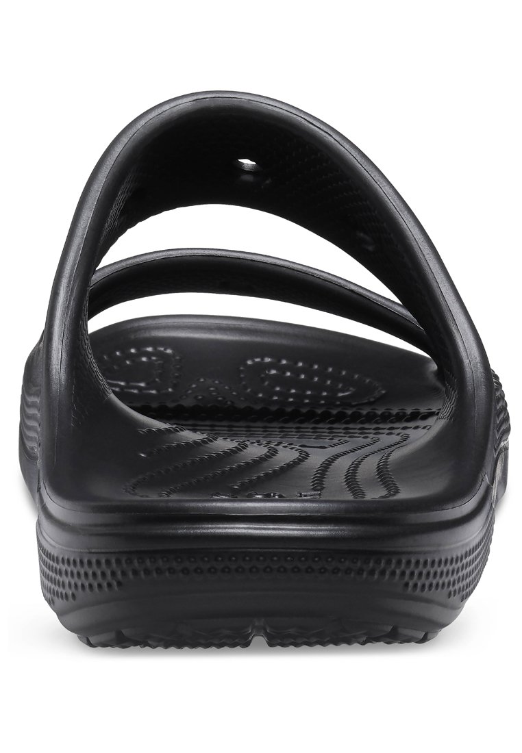 Chanclas negras tipo deslizante con múltiples correas anchas, plantilla texturizada y una suela duradera y flexible con un diseño perforado.