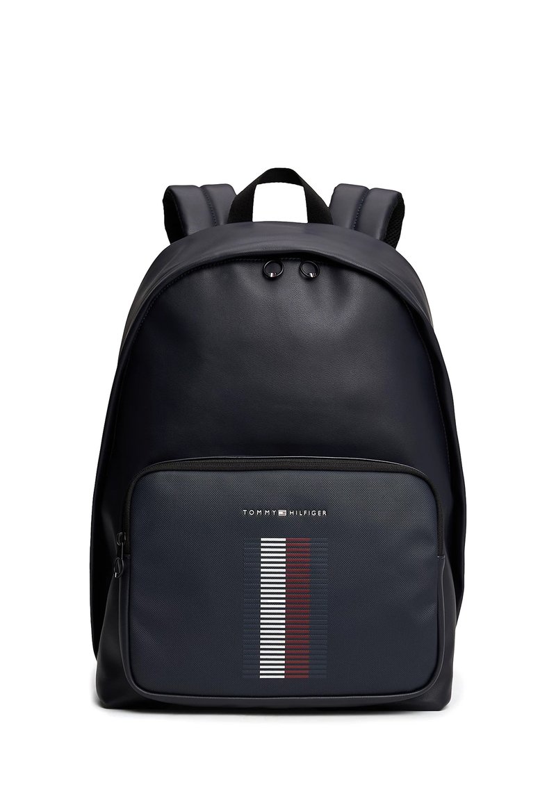 Zaino navy con una finitura liscia e opaca, dotato di tasca frontale con motivo a strisce in bianco, rosso e navy. Due spallacci imbottiti.