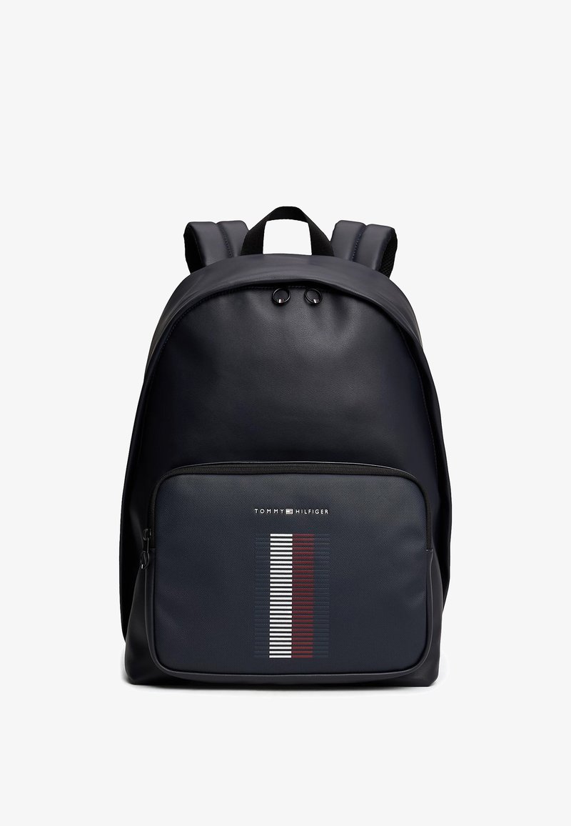 Zaino navy con una finitura liscia e opaca, dotato di tasca frontale con motivo a strisce in bianco, rosso e navy. Due spallacci imbottiti.