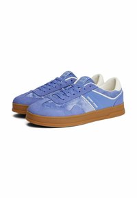 Ein Paar blaue Wildleder- und Mesh-Sneaker mit braunen Sohlen, weißem Kragenfutter und "Tommy Jeans"-Logo an der Seite und auf der Zunge.