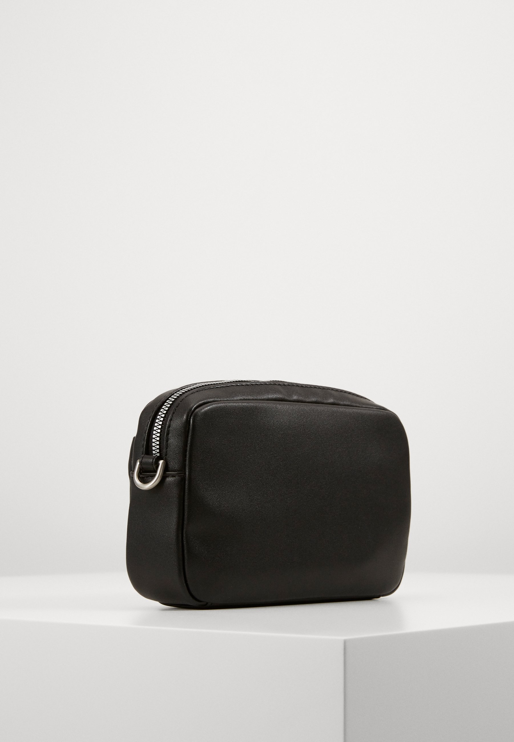 Guess DAN SMALL NECESSAIRE Skulderveske black Zalando.no Guess DAN SMALL NECESSAIRE Skulderveske black Zalando.no