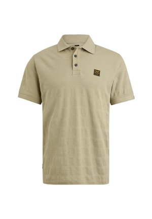 Beige Poloshirt mit kurzen Ärmeln, strukturiertem Muster, Drei-Knopf-Leiste und einem kleinen, quadratischen Logo-Patch auf der linken Brust.