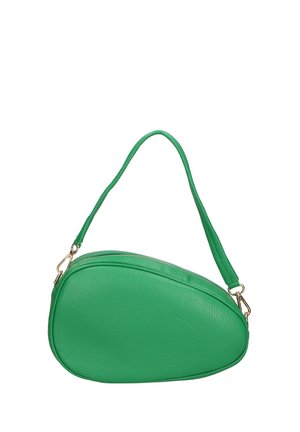 Sac en cuir vert de forme oblongue arrondie, avec une bandoulière unique et une fermeture zippée en ton doré. Surface texturée avec un design sans couture.