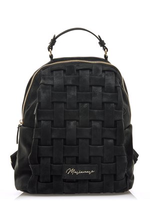 Mochila negra de ante tejido, con una forma estructurada, asa en la parte superior, cremallera dorada y una etiqueta de logo en la parte frontal.