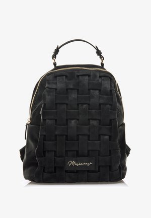 Sac à dos noir en daim tressé, avec une forme structurée, une poignée supérieure, une fermeture éclair dorée et une étiquette logo à l'avant.