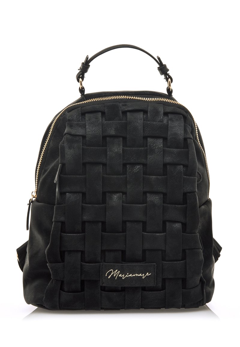 Mochila negra de ante tejido, con una forma estructurada, asa en la parte superior, cremallera dorada y una etiqueta de logo en la parte frontal.
