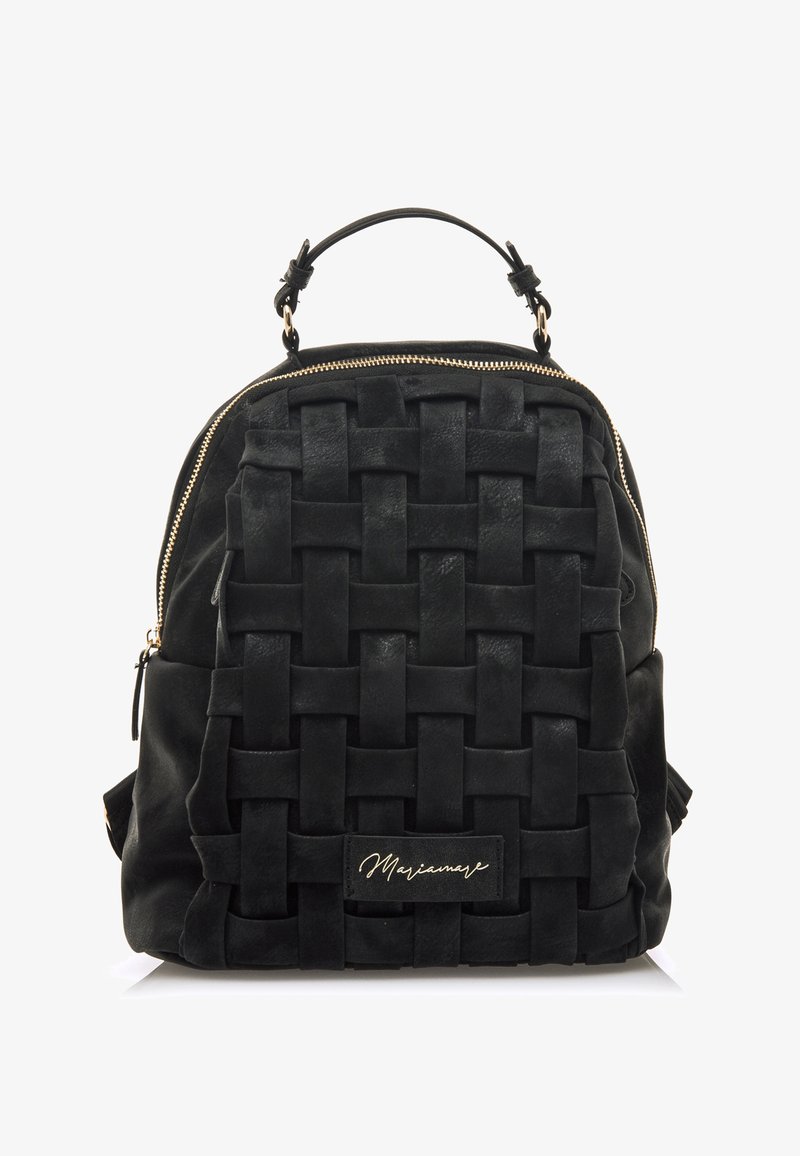 Mochila negra de ante tejido, con una forma estructurada, asa en la parte superior, cremallera dorada y una etiqueta de logo en la parte frontal.