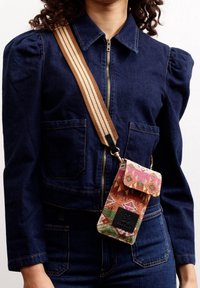 Borsa a tracolla multicolore in tessuto con un design a fantasia, chiusura a pattina e un'etichetta a logo nera, dotata di una tracolla regolabile a righe.