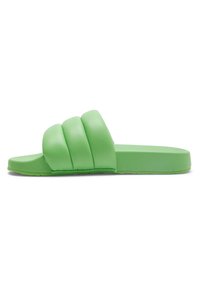 Chanclas verdes con tres correas acolchadas y suela plana. Fabricadas de un material suave con una textura uniforme y bordes redondeados.